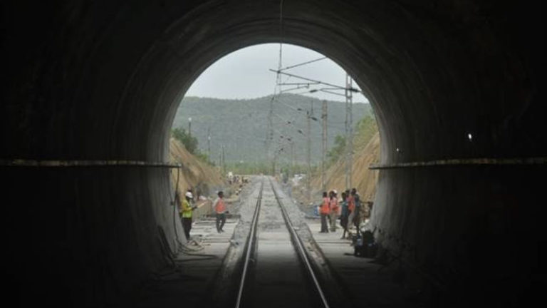 India Resmikan Terowongan Kereta Listrik Tepanjang, 6.700 Meter!