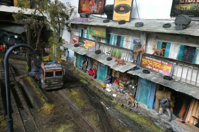 Eks Guru Seni Pahat Jatuh Cinta dan Bikin Maket Darjeeling Railway