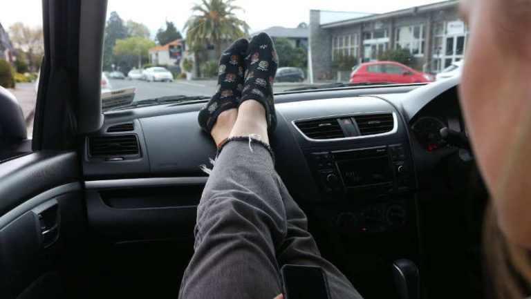 Awas! Naikan Kaki ke Dashboard Mobil Bikin Penumpang Cedera Parah Jika Terjadi Kecelakaan