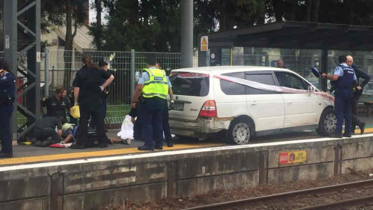 Mobil Curian Masuk ke Peron Stasiun dan Ganggu Perjalanan Kereta Api