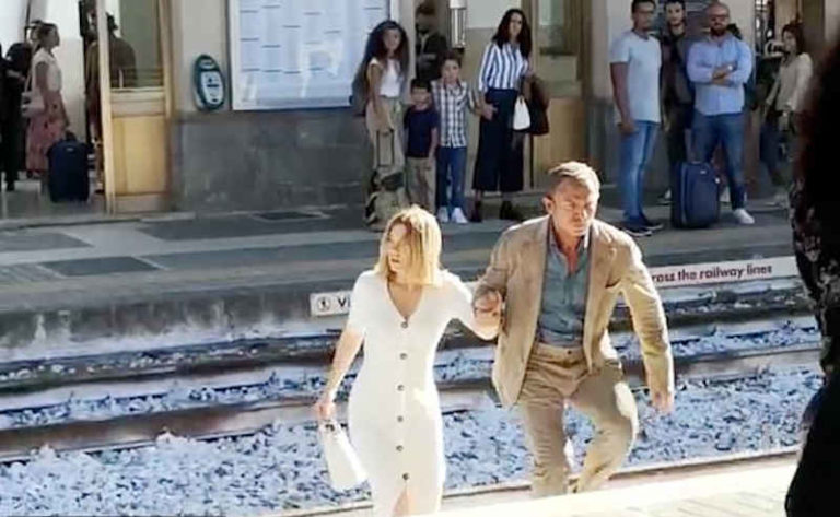 “No Time To Die,” James Bond Tampak Sedang Sebrangi Jalur Kereta di Italia