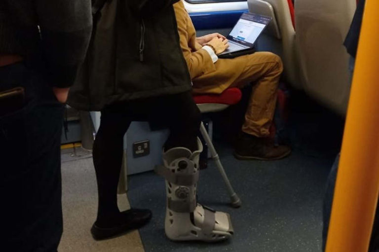 Sibuk dengan Laptop, Penumpang Wanita dengan Kruk Terpaksa Berdiri di Kereta Komuter