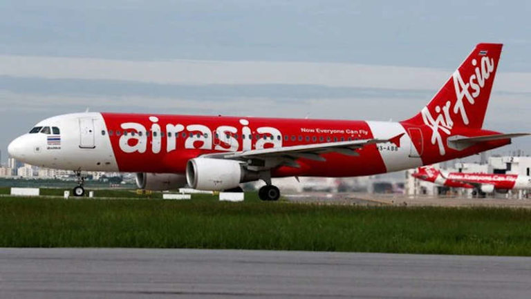 Geram Gegara Sering ‘Berantakan,’ Pramugara AirAsia Berbagi Tips Cara Gunakan Toilet di Pesawat