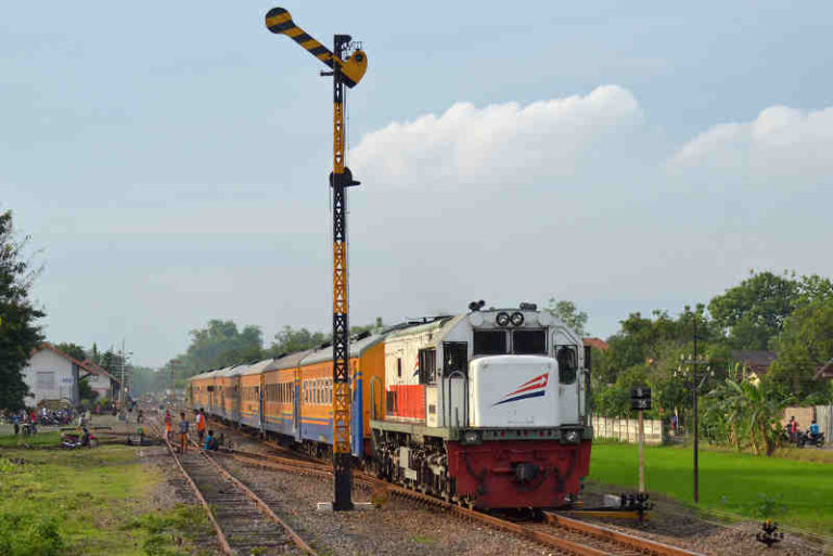 KA Badra Surya – Kereta Ekonomi Legendaris Favorit Mahasiswa di Perantauan