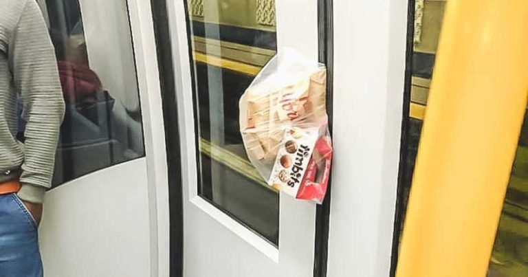 Dikira Sama dengan Pintu Lift, Penumpang Ini Lempar Bungkus Makanan untuk Tahan Pintu Kereta