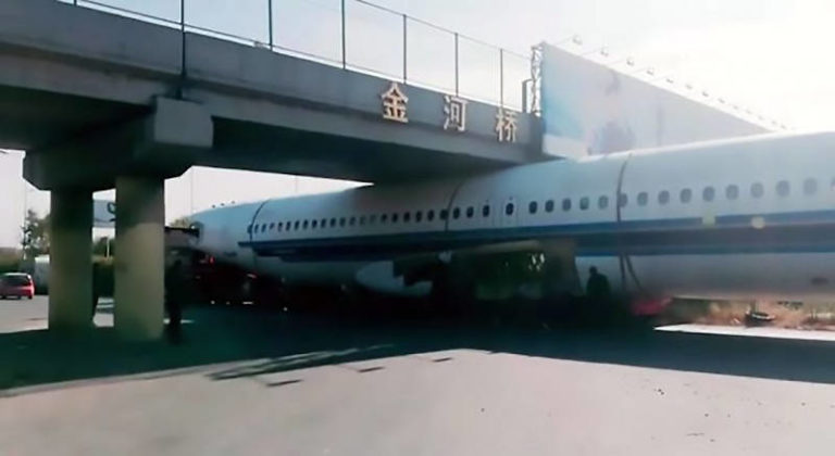 [Video] Duh! Airbus A320 Nyangkut di Jembatan Jinhe, Cina
