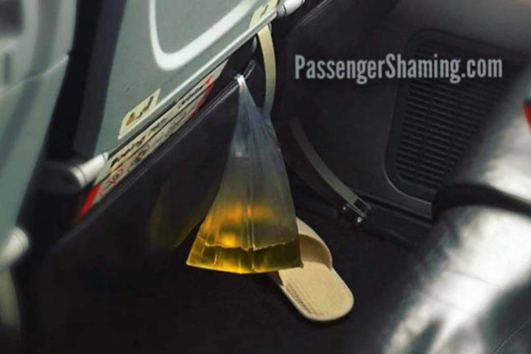 Jijay! Ada Penumpang Pesawat Tinggalkan Urin di Kantung Plastik