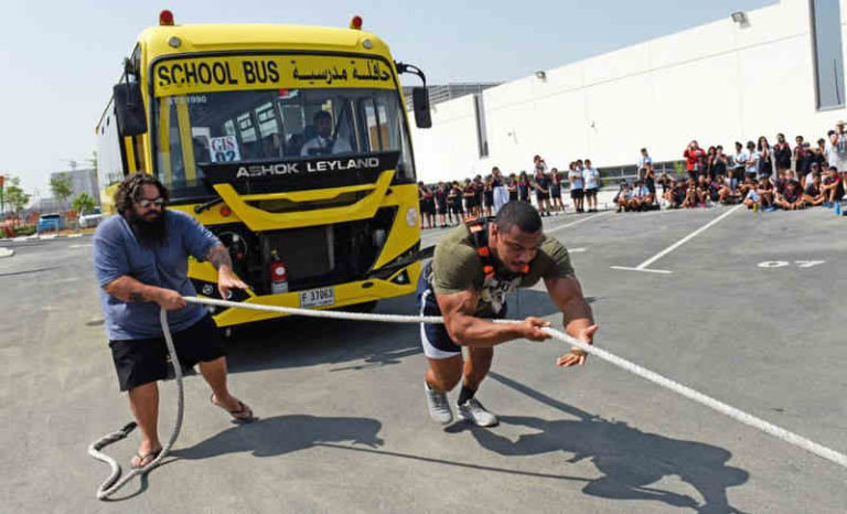 Tarik Bus Sekolah 9 Ton, Pria Asal New York Ikut Kompetisi Ultimate Strongman