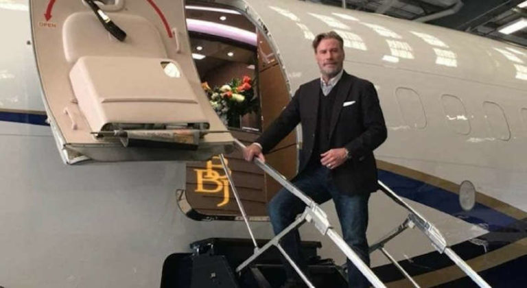 Bukan Cuma Penumpang, 5 Pesohor Dunia Ini Ternyata Kantongi Lisensi Pilot Resmi!