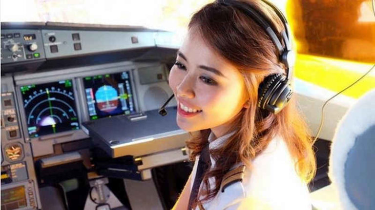 Ini Dia Deretan Srikandi Cantik di Balik Kemudi Burung Besi Tanah Air!