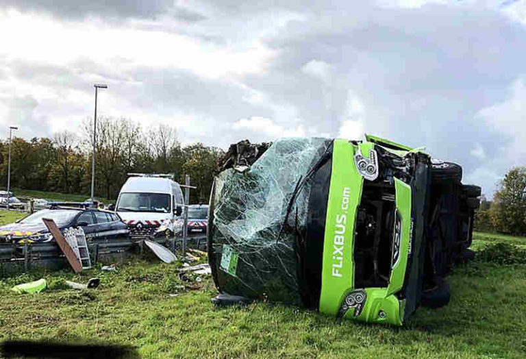 FlixBus Terguling, 33 Penumpang Terluka dan 11 Diantaranya Warga Inggris