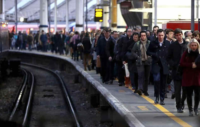Kereta Api London di Renovasi 27 Hari, Natal Masyarakat London Terancam