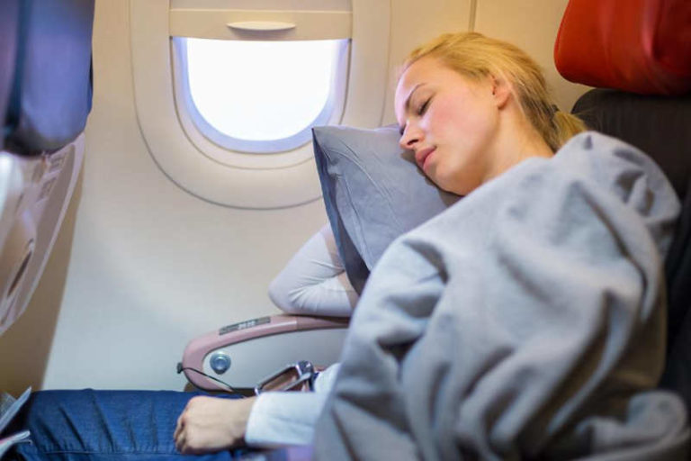 Inilah Cuddle Seat, Kursi Pesawat yang Mungkinkan Penumpang Tidur ‘Pelukan’ Inovasi Boeing