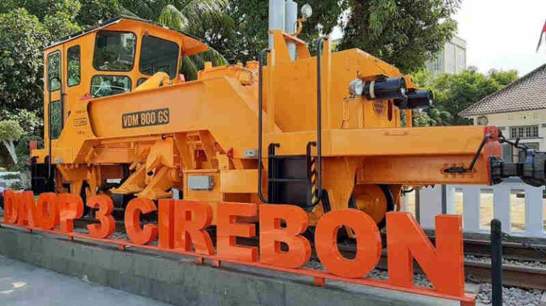 Mesin Perawatan Jalan VDM 800 GS Jadi Monumen di Cirebon