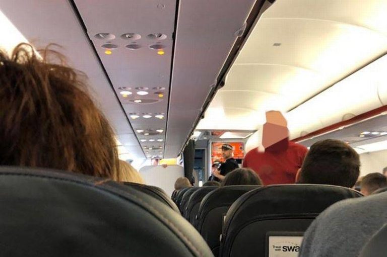 Dianggap Mengancam, Dua Penumpang Easyjet Digeruduk Keluar dari Pesawat