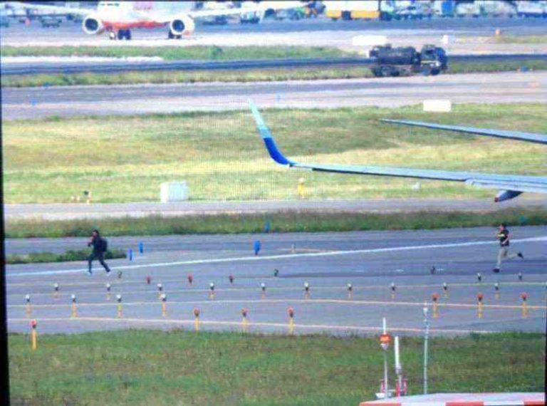Niat Hati Mau Ngumpet di Ban Pesawat, Wisatawan Gelap Asal Rusia Dibekuk Petugas Bandara Taiwan