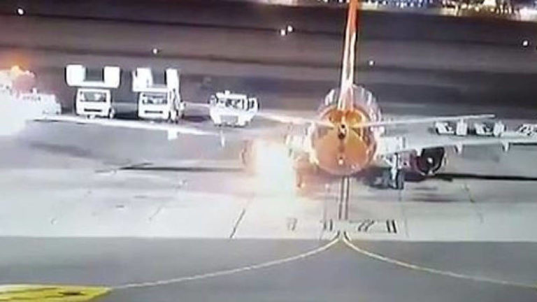 Hendak Parkir, Boeing 737-800 SkyUp Airlines Terbakar di Bandara Sharm el Sheikh Mesir