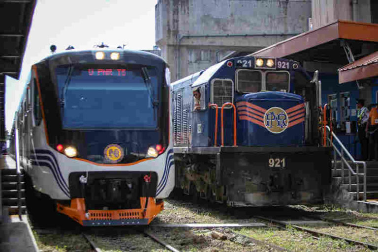 Dua Set Kereta Diesel Produksi PT INKA Mulai Beroperasi di Filipina