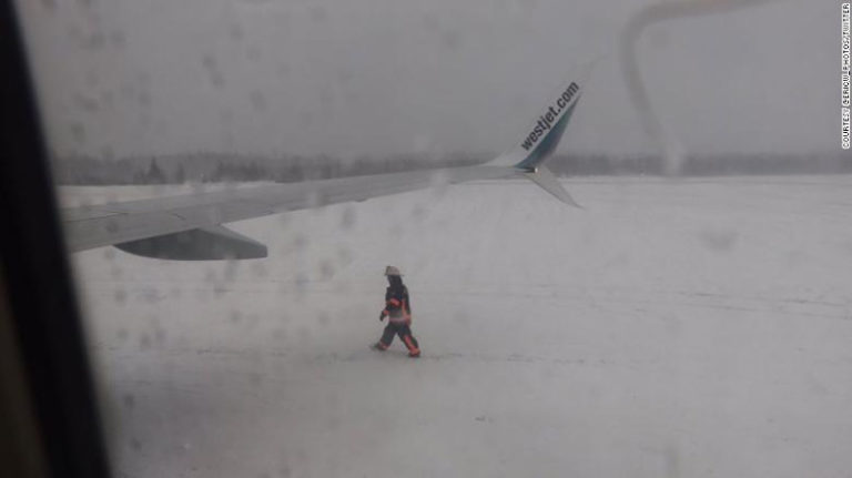 Lawan Cuaca Buruk, Pesawat WestJet Tergelincir di Landas Pacu