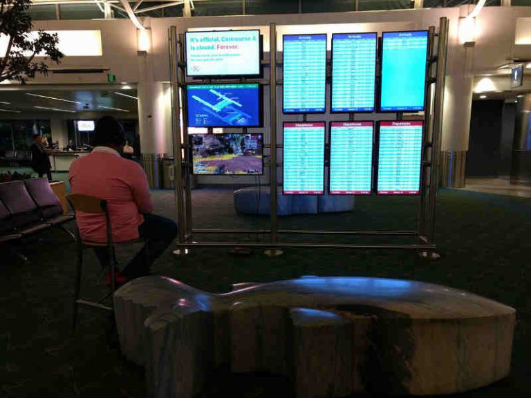 Bosan Menunggu di Bandara, Pria ini Gunakan Layar Peta untuk Bermain Play Station