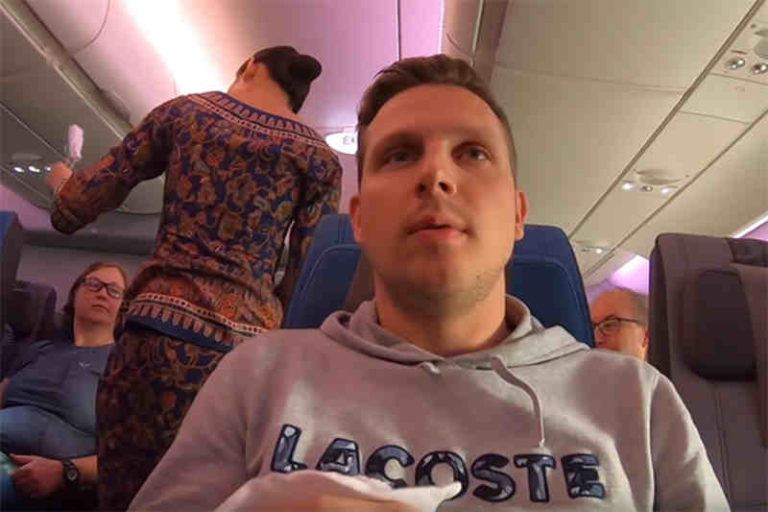 Youtuber Asal Jerman Dapat Ancaman Pembunuhan Usai Review Singapore Airlines
