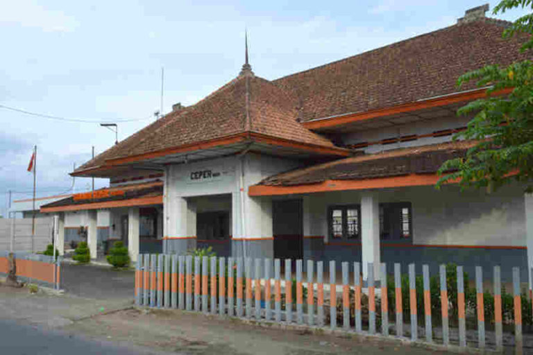 Pernah Ditutup Tahun 2011, Stasiun Ceper Kini Beroperasi dengan Persinyalan Elektrik