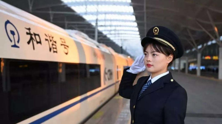 Co-Driver (Masinis) Wanita untuk Kereta Cepat di Cina Mulai Bertugas