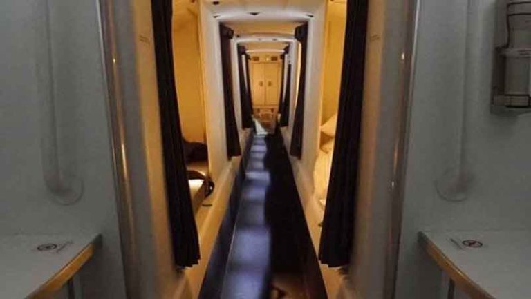 Viral! Ruang Rahasia Pramugari di Pesawat Boeing 777, Tepat di Atas Penumpang