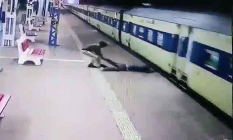 Nekat Naik ke Kereta yang Melintas, Pria Ini ‘Berputar-Putar’ Pasrah di Peron