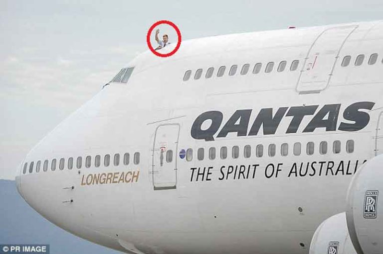 Qantas Wajibkan Penumpang Divaksin Covid-19 Sebelum Terbang