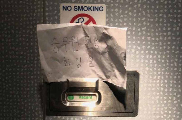Buat Toilet “Eksklusif,” Pramugari KLM Dituduh Rasis Terkait Virus Corona