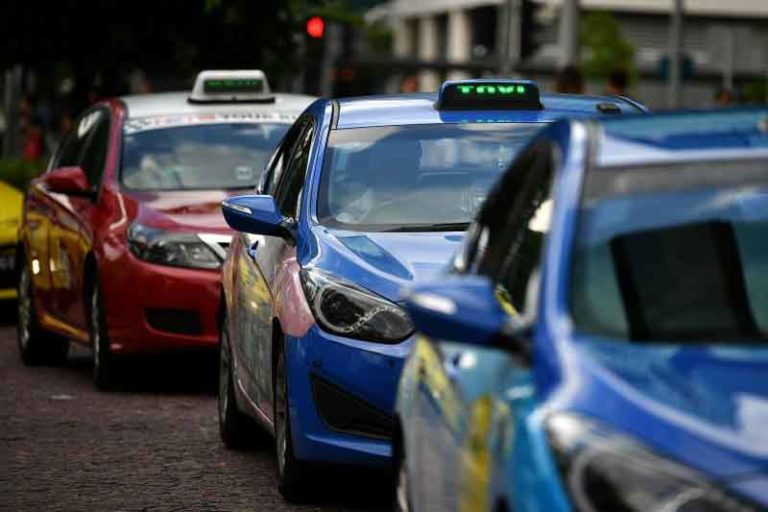 Pendapatan Turun, Pengemudi Taksi Singapura Tetap Bekerja dan Semprotkan Desinfektan serta Gunakan Masker