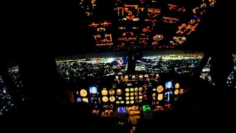 Bagaimana Pilot Tahu Dimana Posisi Pesawat Padahal di Luar Gelap?