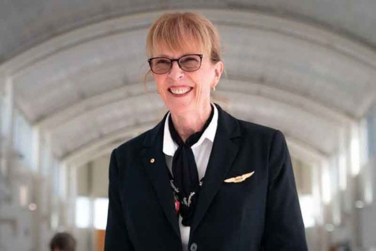 Deborah Lawrie, 67 Tahun, Pilot Wanita Tertua yang Masih Aktif di Maskapai Komersial
