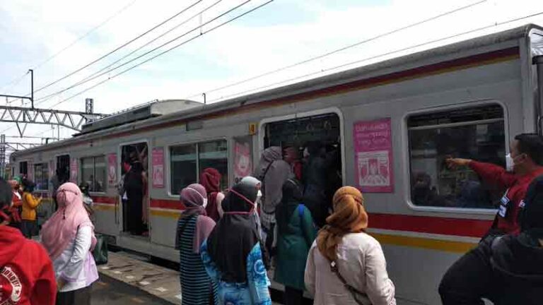Area Dekat Pintu Kereta Komuter, Jadi Lokasi Potensi Terbesar Penularan Virus Corona