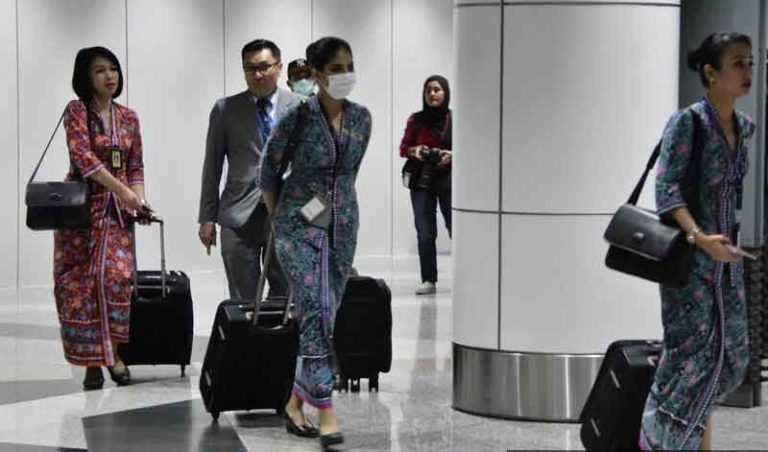 Di Tengah Isu Corona dan Cuti Tak Berbayar, Pejabat Malaysia ini Malah Terapkan Soal Kostum Syariah Bagi Pramugari