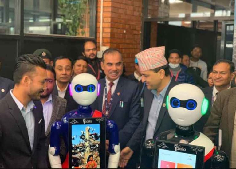 Bandara Tribhuvan Punya Dua Robot yang Bisa Memandu dan Menghibur Penumpang