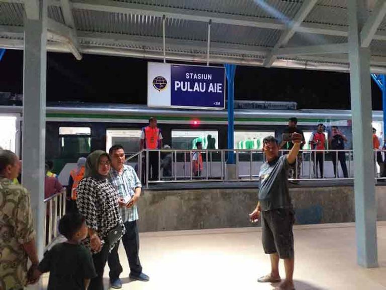 Stasiun Pulau Air Mulai Beroperasi, Banyak Warga Antusias dan Berselfie Ria