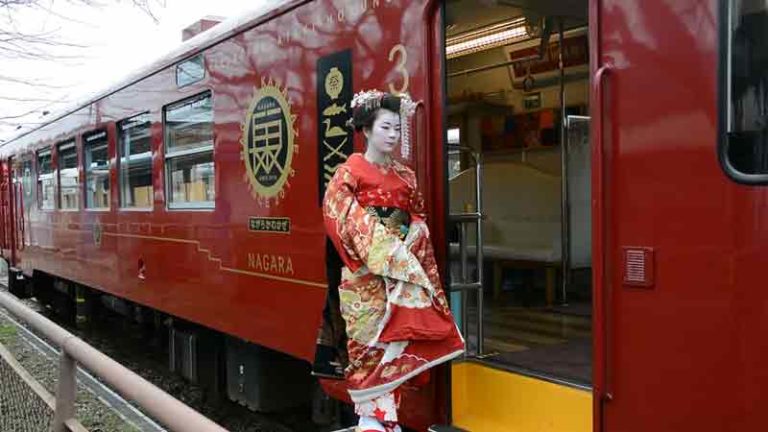 Kereta “Maiko” dengan Geisha Kembali Mengular Setelah Dua Tahun Vakum