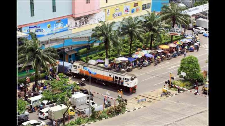 Wow, Ada Kereta Melintas di ‘Dalam’ Pusat Grosir Surabaya!
