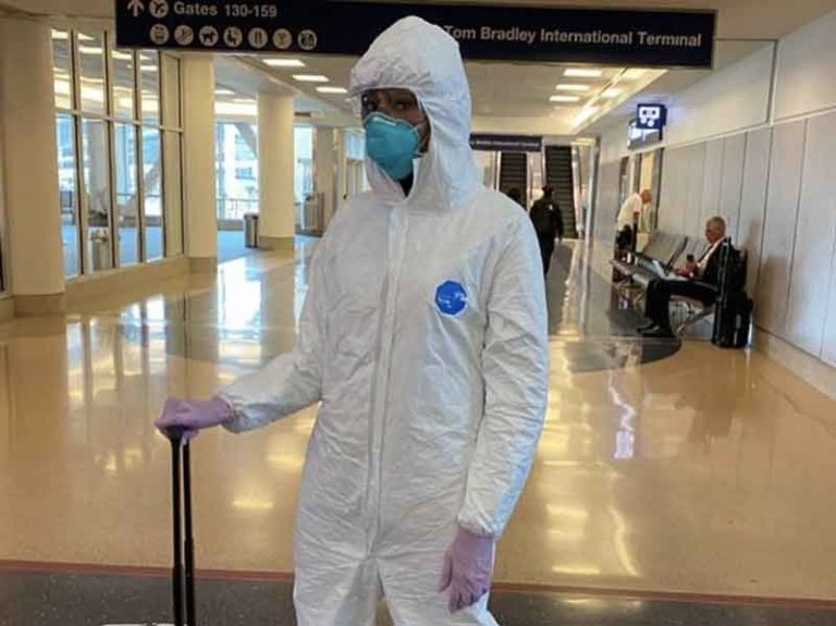 Pakai Kostum Hazmat di Bandara, Naomi Campbell Lagi-lagi Viral di Instagram