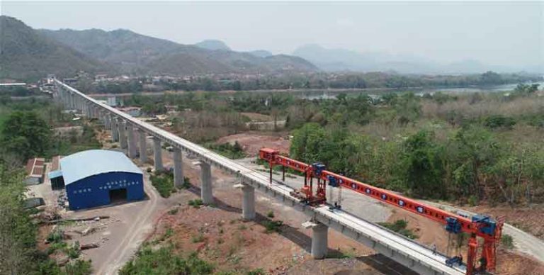 Pemasangan Balok Jalur Kereta Cina-Laos Mulai Memasuki Tahap Akhir