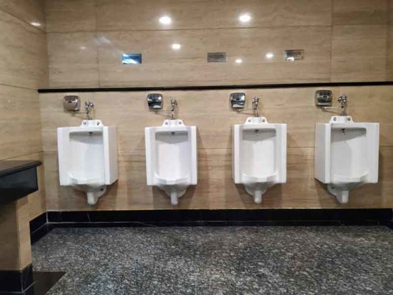 Ambil Foto dan Video di Toilet Umum, Awak Kabin Scoot Dipenjara dan Kena Denda