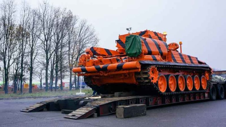 Bandara Internasional Moskow Gunakan Tank untuk Menderek Pesawat