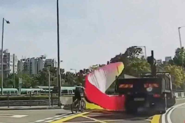 Detik-detik Pilot Paralayang Lepas dari Maut Setelah Mendarat Darurat di Jalan Raya