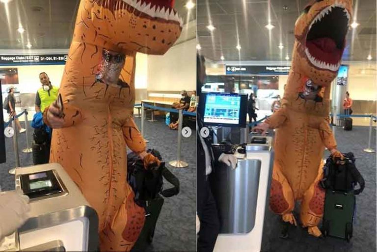 Khawatir Covid-19, Pria Ini dengan ‘PD-nya’ Gunakan Kostum Dinosaurus di Bandara Miami