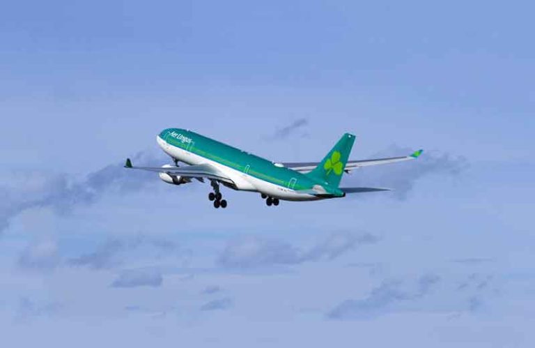 Dipaksa Keluar dari Toilet dalam Kondisi Celana Melorot, Penumpang Wanita ini Gugat Aer Lingus
