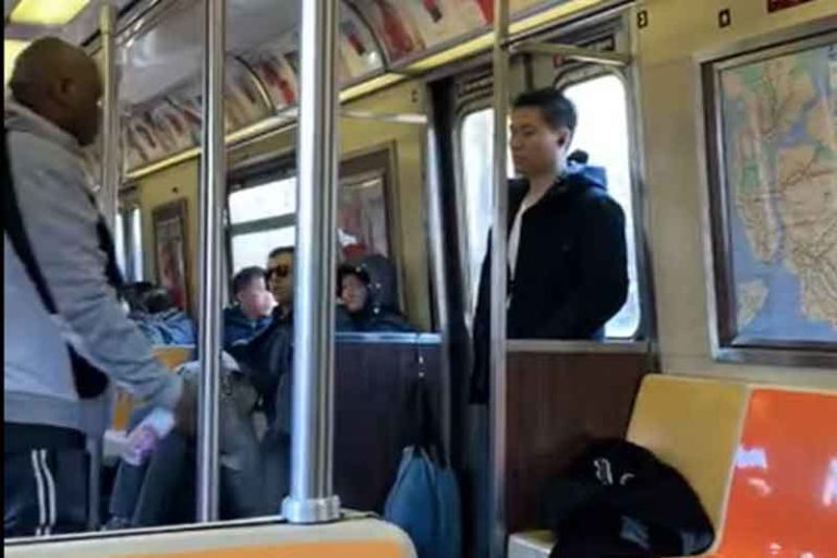 Pria Asia Disemprot Febreze di Kereta Komuter, Polisi New York Cari Pelaku
