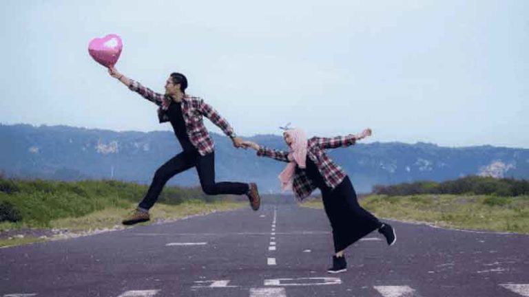 1001 Fungsi Landasan Pacu Pantai Depok, Mulai dari Spot Prewed Hingga Wadah Komunitas Aeromodeling