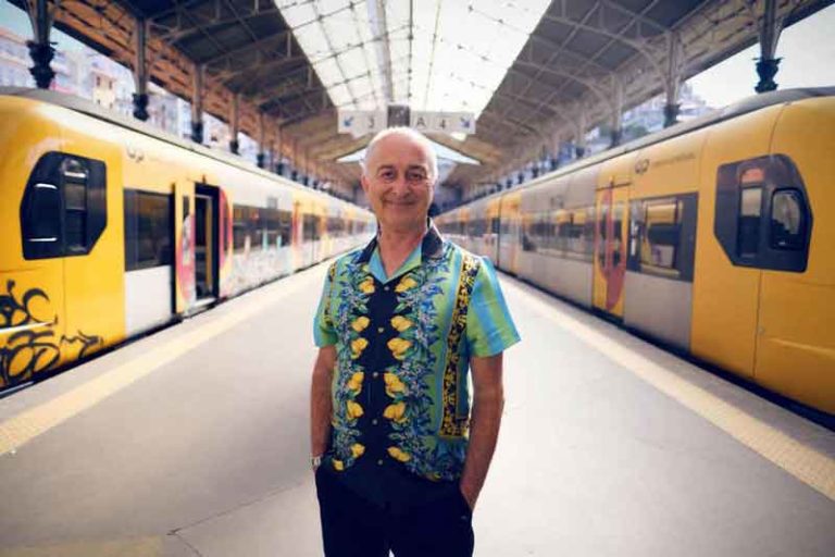 Asyik Syuting “Around the World By Train” di Peru, Tony Robinson Terjebak Dalam Toilet Kereta
